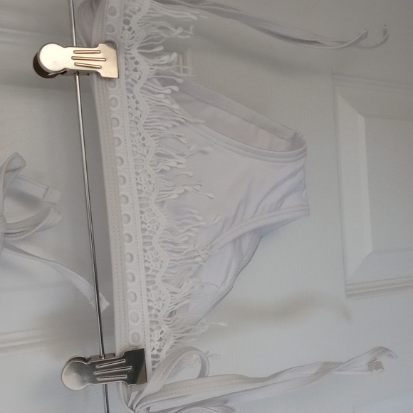 Bikini - Picture 3 of 4